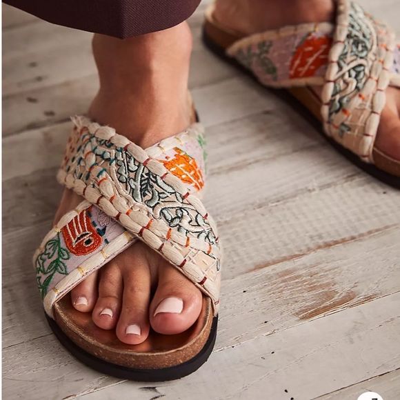 Free People Sandals REDUCED PRICE due to fading label in sole, see last pic - Picture 7 of 11